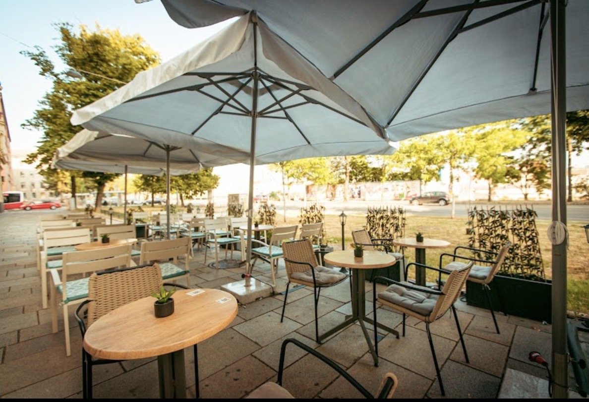 Terrasse mit Sitzplätzen